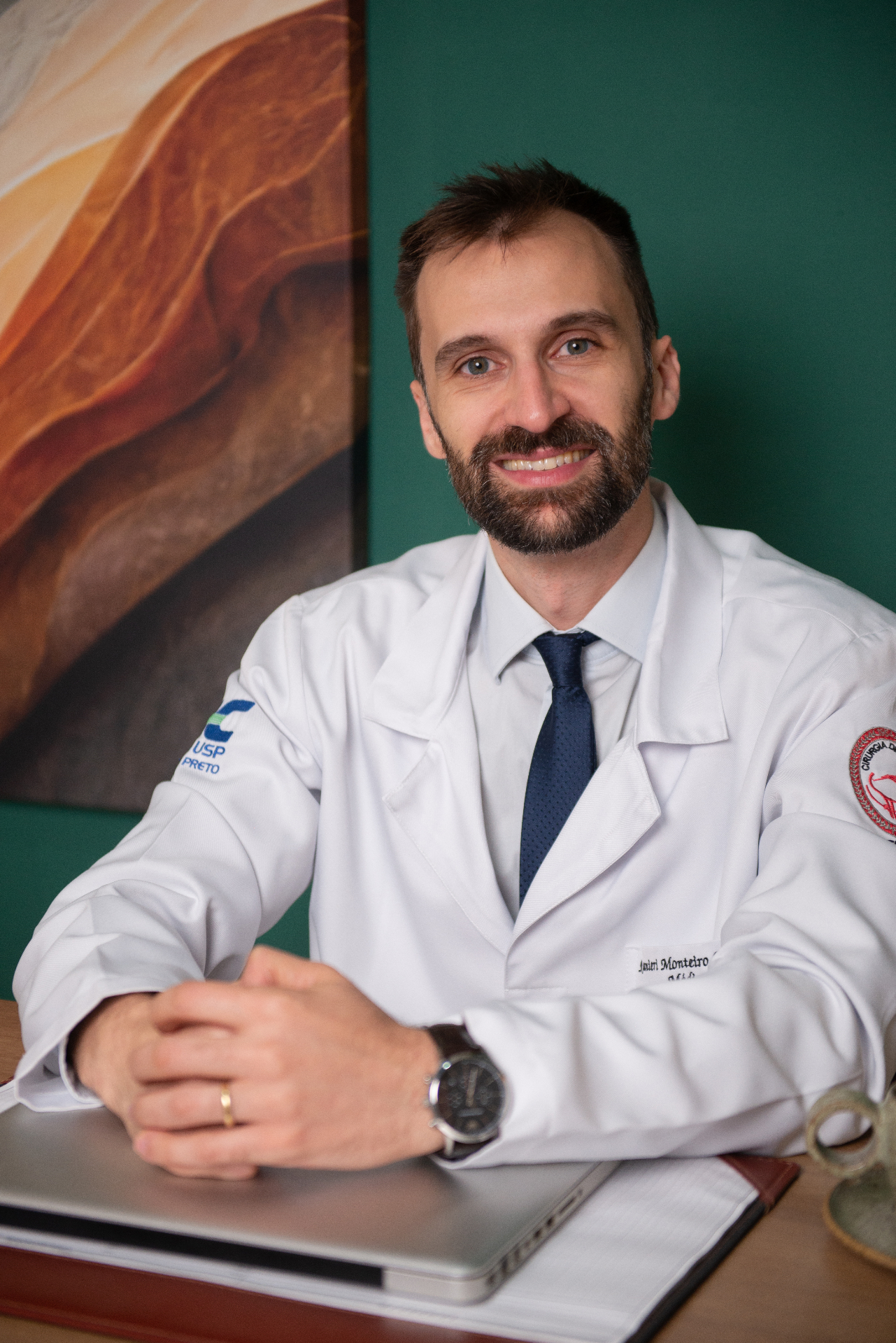 Dr. Ranieri Monteiro Cardoso em seu consultório